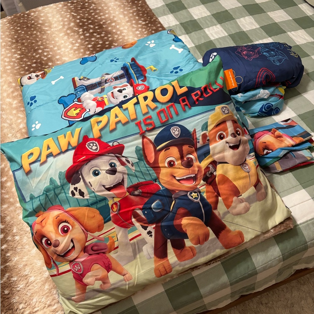 NWOT Paw patrol, twin reversible comforter, sheet set and pillow! 🐶